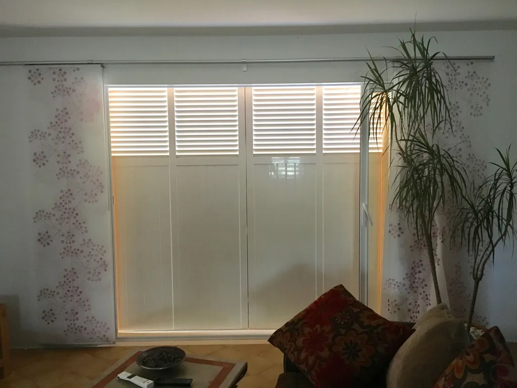 Photo APRES la pose de la baie vitrée et du volet coulissant vue de l'intérieur de la maison à MARIGNANE