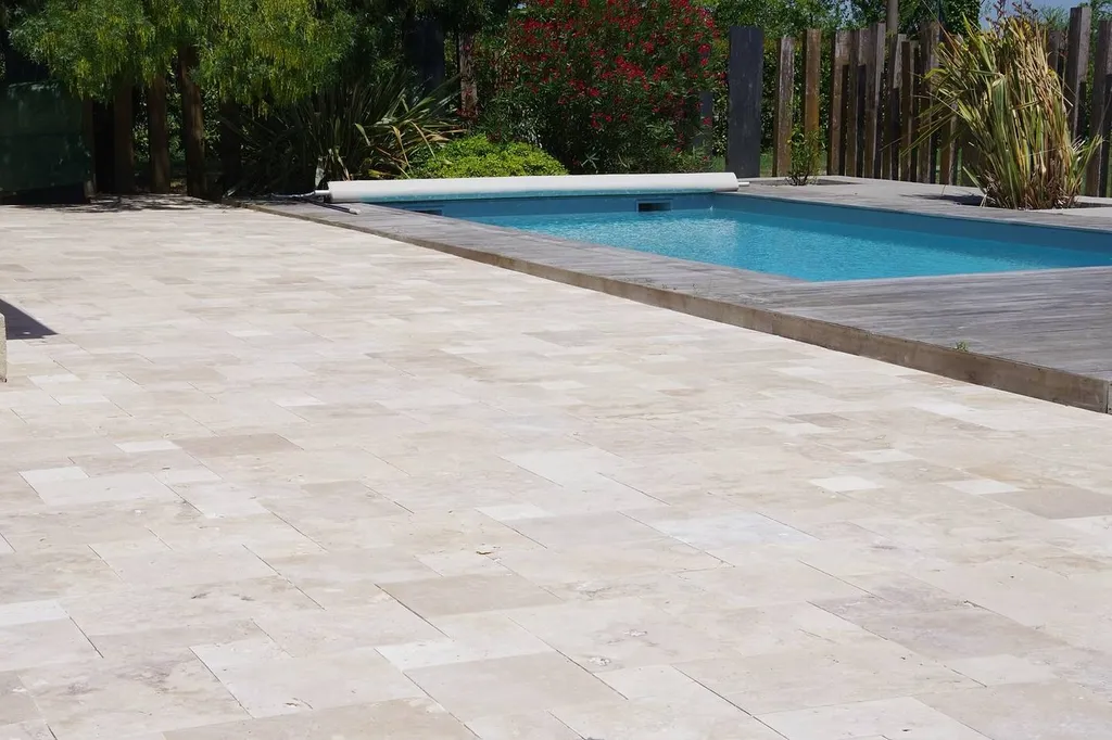 Nouveau chantier en Travertin rustique en Opus 4 formats près de Vayres