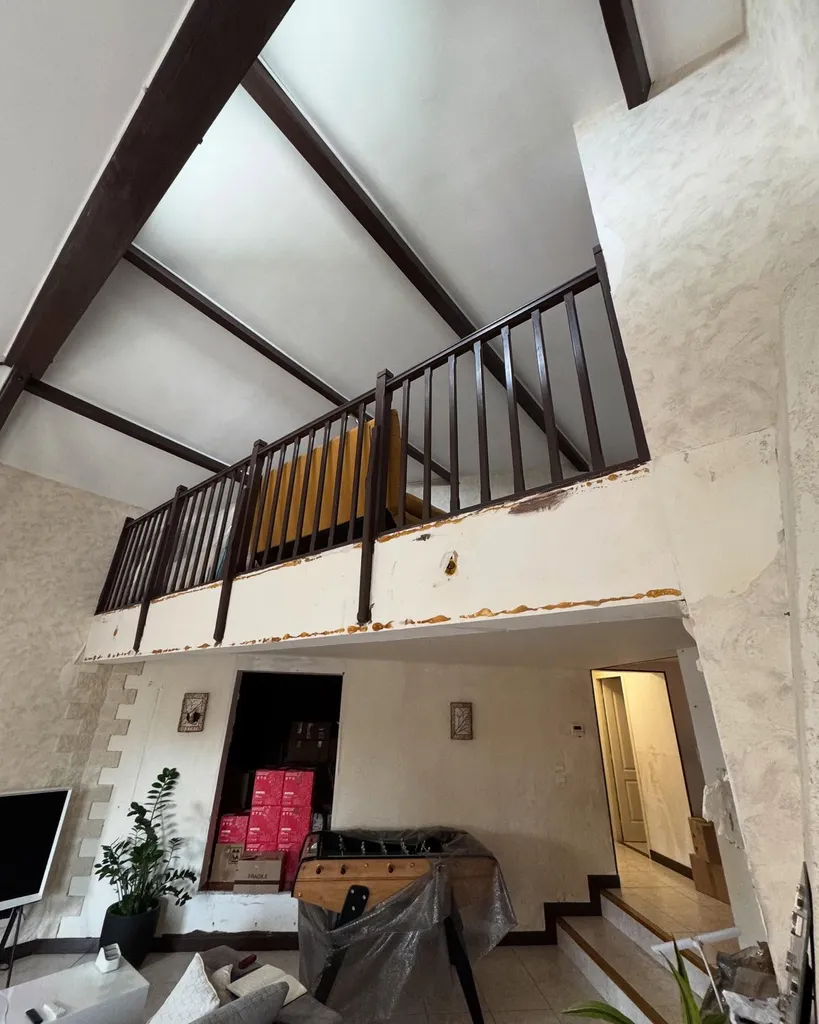 Rénovation moderne d’un séjour à Mondonville près de Blagnac grâce au savoir-faire expert d’Isoplaq Pro