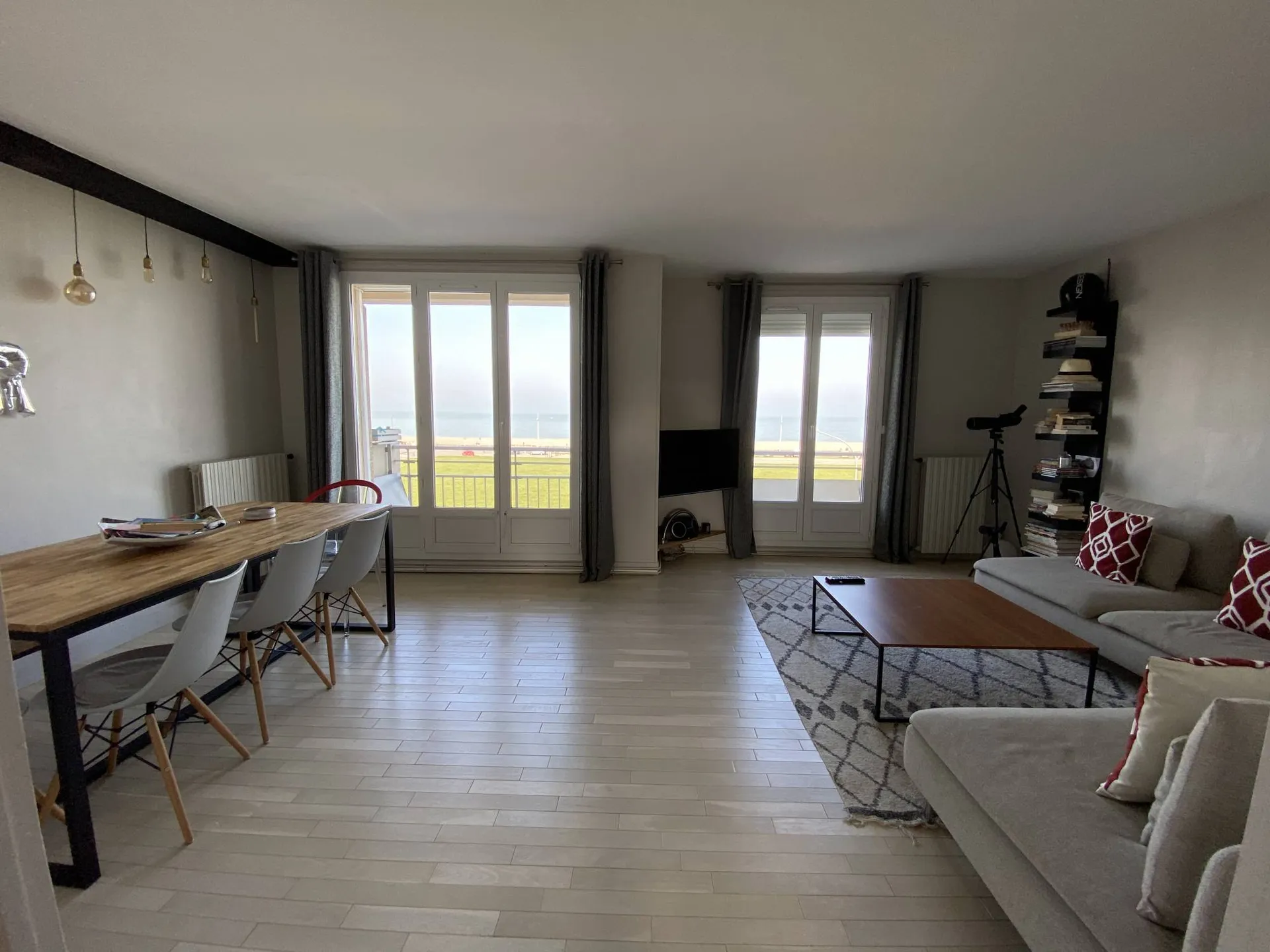 Vends appartement avec balcon vue mer en Normandie.
