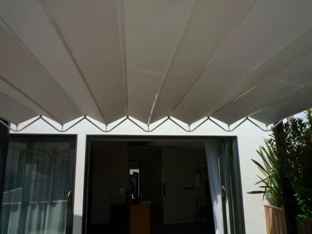 pose de pergola aluminium sur mesure a store repliable étanche salon de provence
