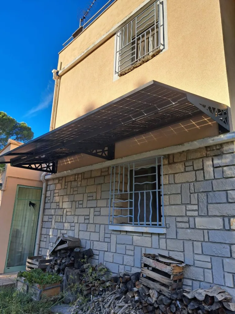 Pose de panneaux photovoltaïques et marquise sur mesure chez un particulier