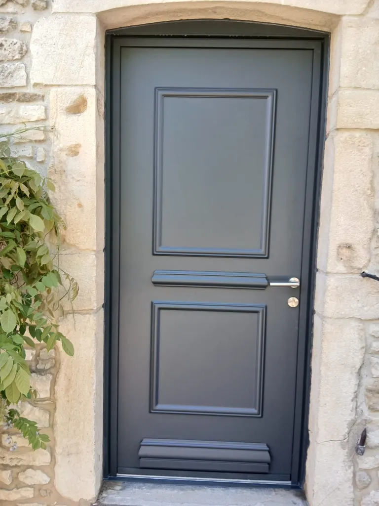 Installation d'une porte d'entrée traditionnelle en aluminium coloris gris anthracite avec moulures extérieures et serrure de sécurité à ANSE