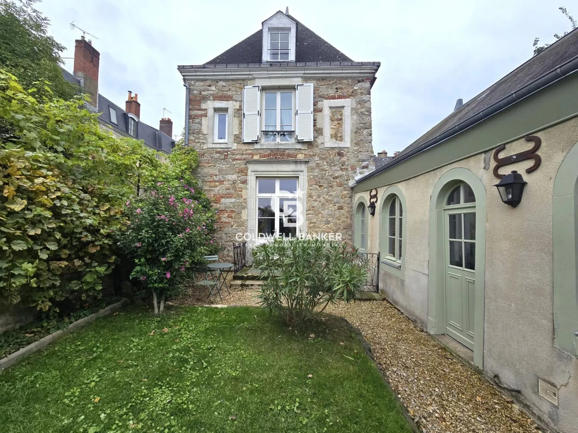Une opportunité rare d’acheter une maison ancienne rénovée avec jardin et vue imprenable, située dans un emplacement privilégié au cœur de la ville.