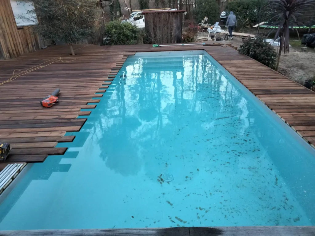 Construction de terrasse bois en pin surélevée autour d'une piscine sur le Bassin d'Arcachon