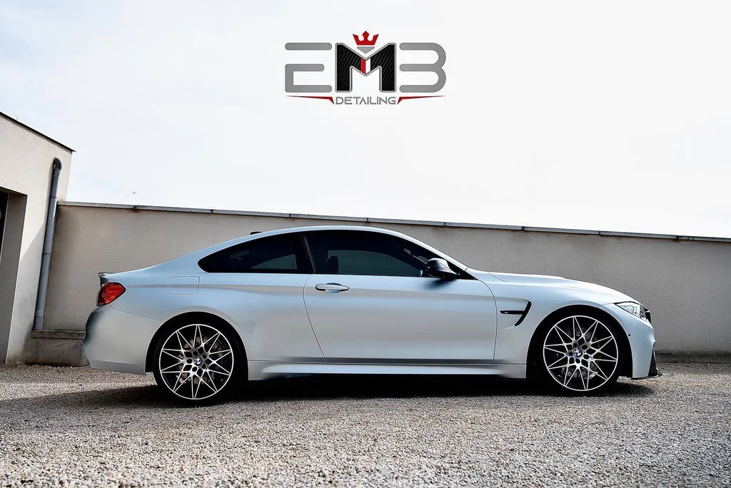 Remise à neuf de la carrosserie d'une BMW M4 à Lyon