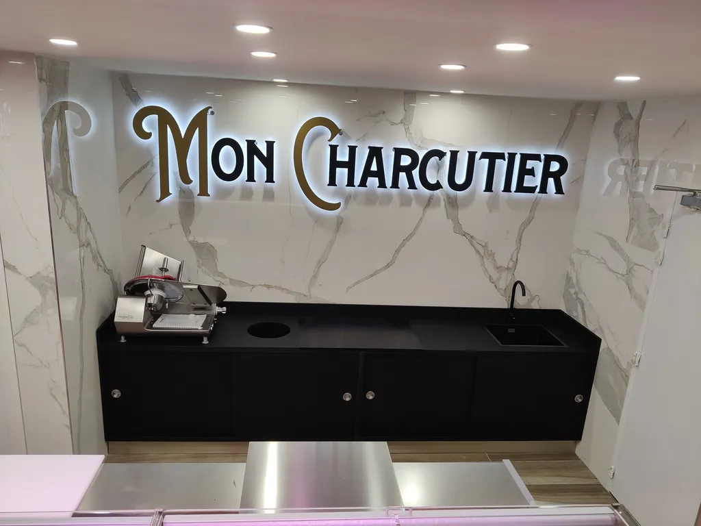 Créer un agencement sur mesure pour traiteur et boulangerie avec modules bois, Valchromat et rangements professionnels à Marseille