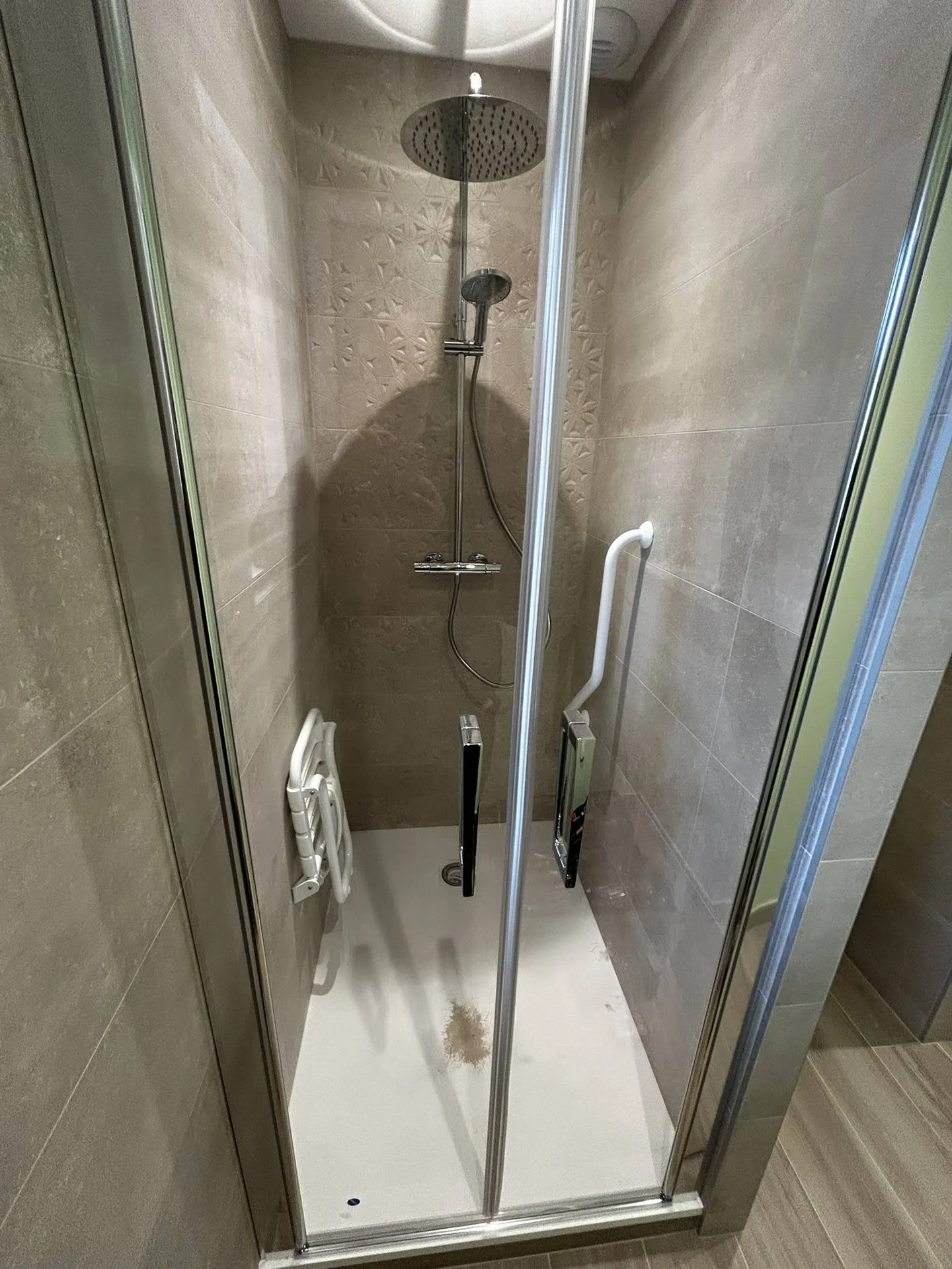 Douche PMR installée lors de la rénovation d’une salle de bain après sinistre dégât des eaux à Villefranche-sur-Saône (69)