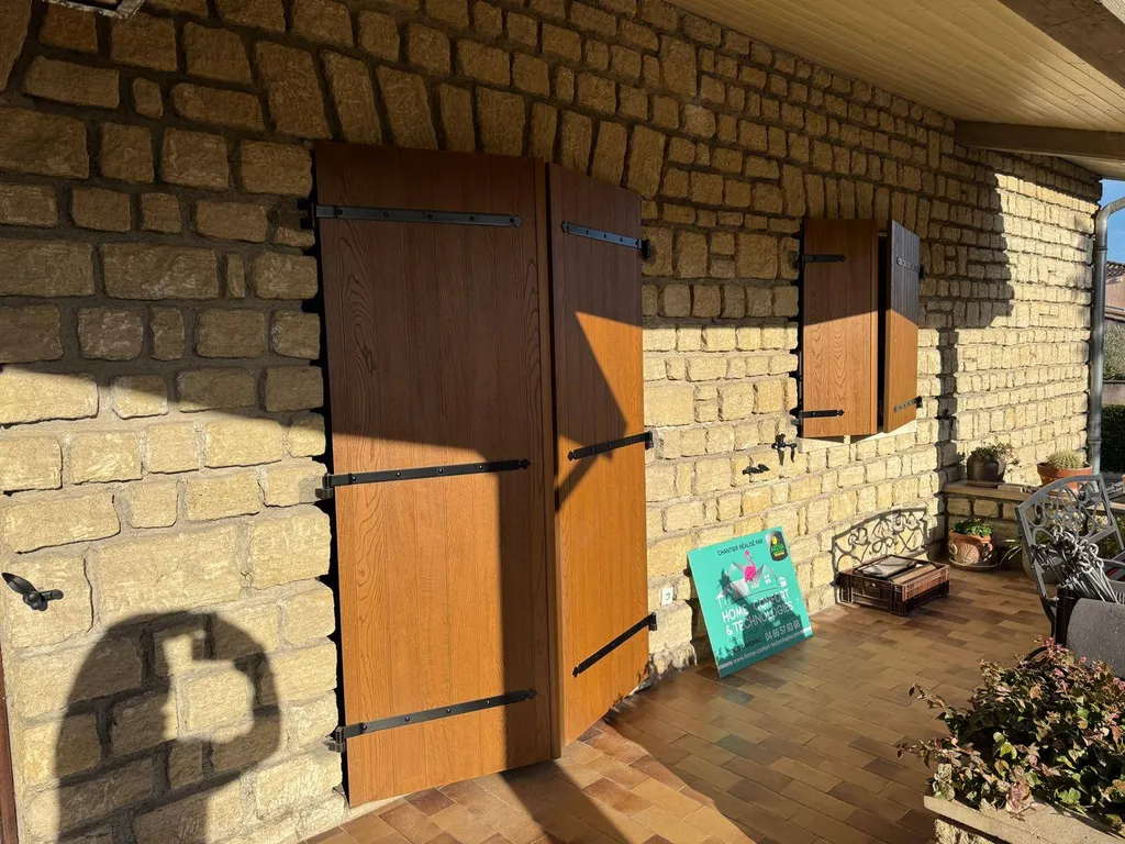 Installation de volets en fibre de verre sur mesure à Nîmes dans le Gard