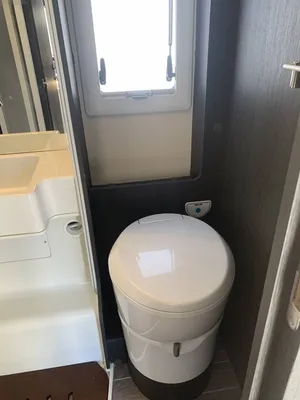 Salle de bain avec toilette