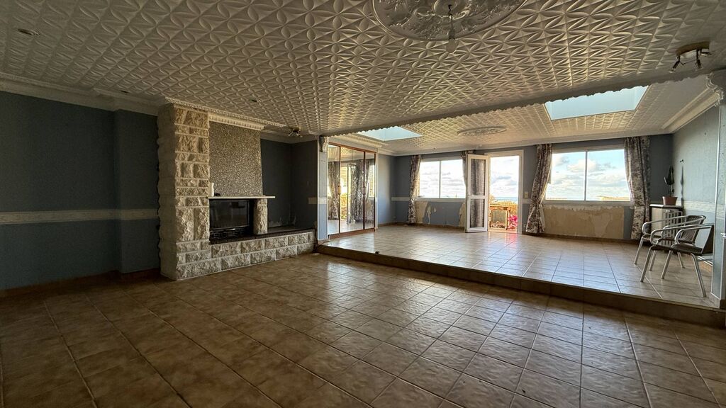 Cette maison à rénover avec vue mer développe 127 m² habitables sur une parcelle de 1 130 m² idéalement située entre Dieppe et la plage de Puys.