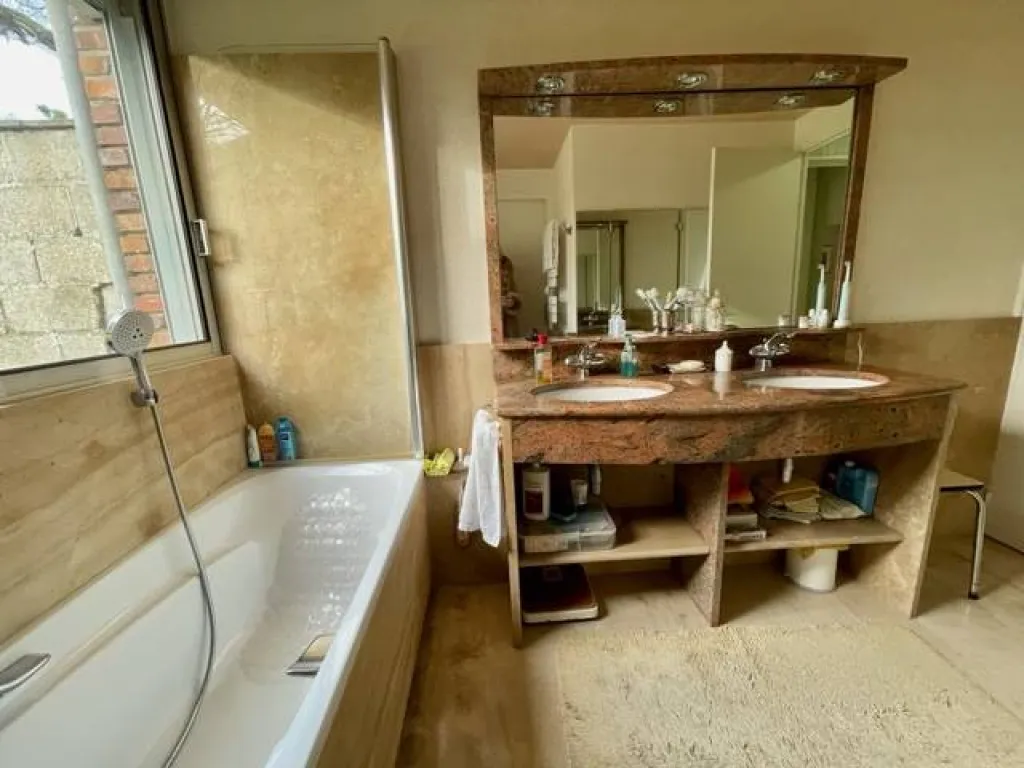 A saisir magnifique maison plain-pied de 220 m² sur un terrain de 1890 m² avec piscine commune de ST AUBIN LES ELBEUF 76410