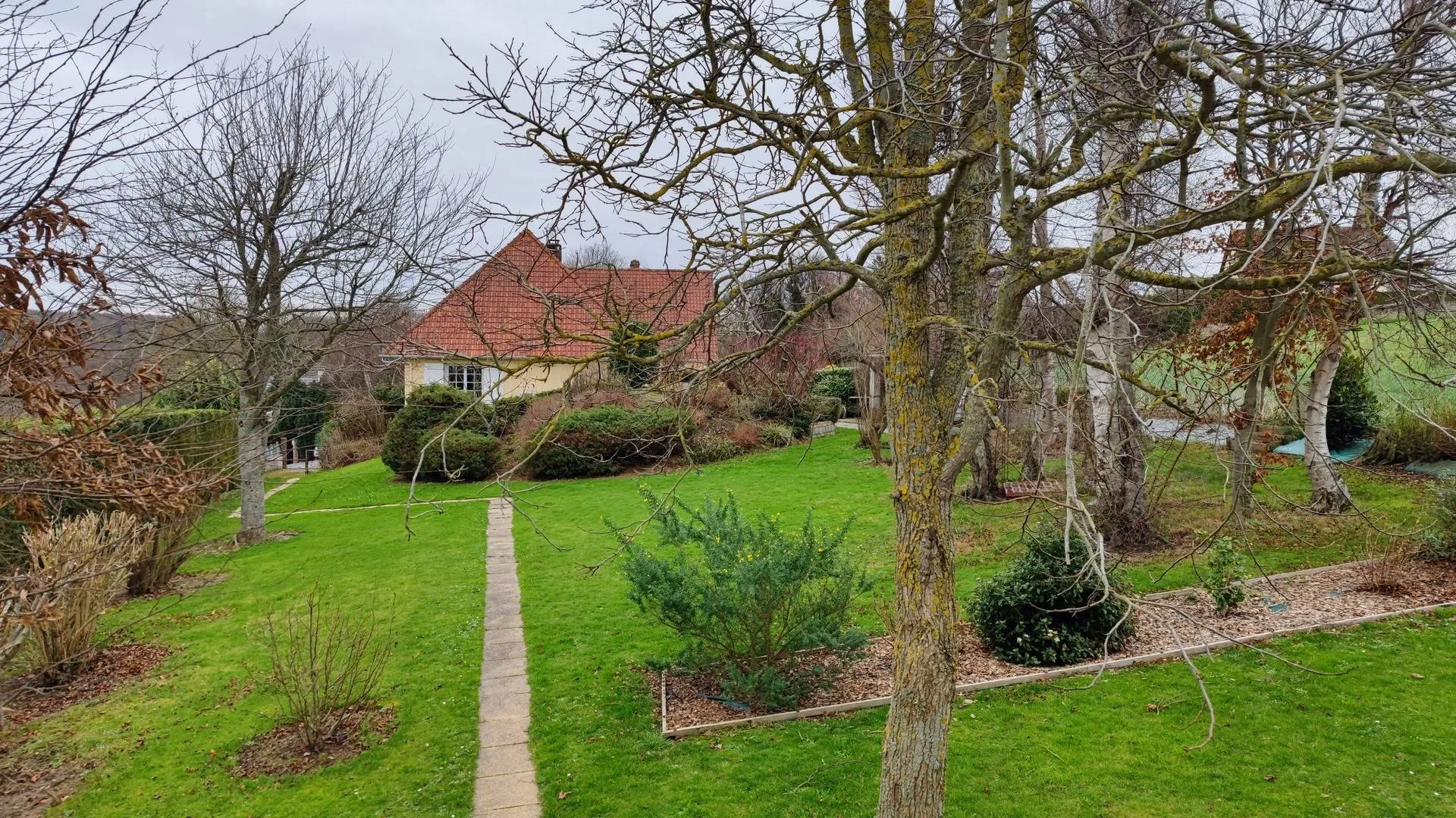 A vendre plain-pied au calme avec 2100 m² de terrain 1km de la mer