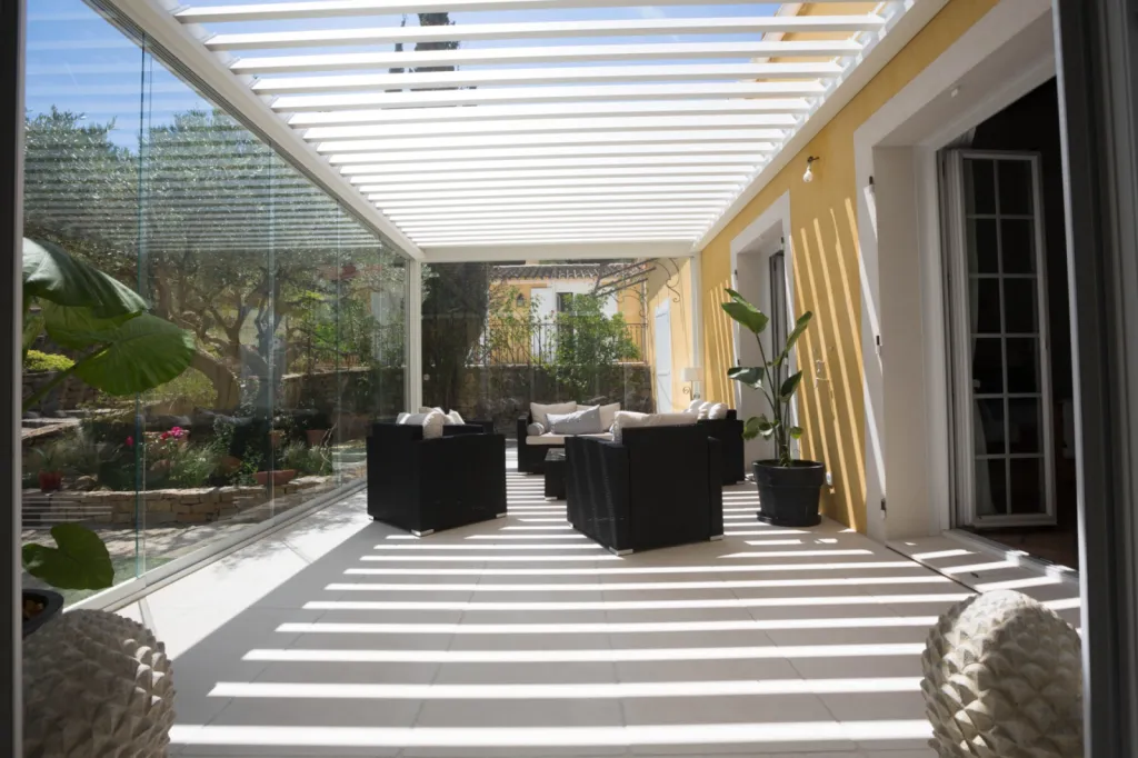 Pose d'une pergola bioclimatique à lames orientables au Beausset dans le Var