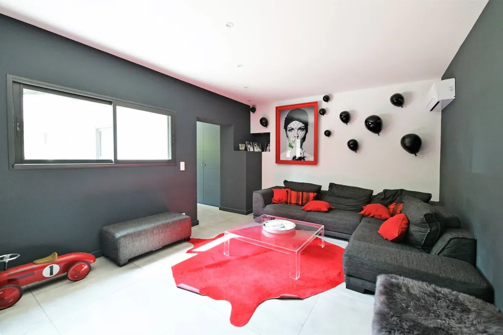 aux Angles, maison contemporaine de plain-pied avec piscine   