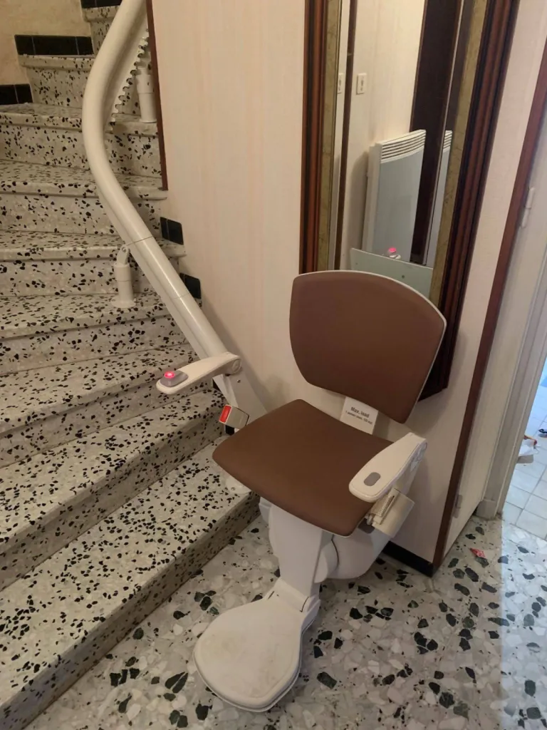 fauteuil monte escalier OTOLIFT installé au plus près du mur pour faciliter le quotidien et vieillir chez soi près de Toulon