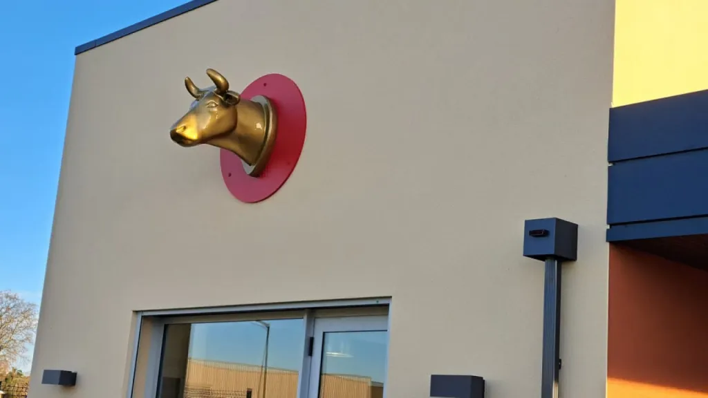 fabrication de logo en relief extérieur pour un commerce à Auterive