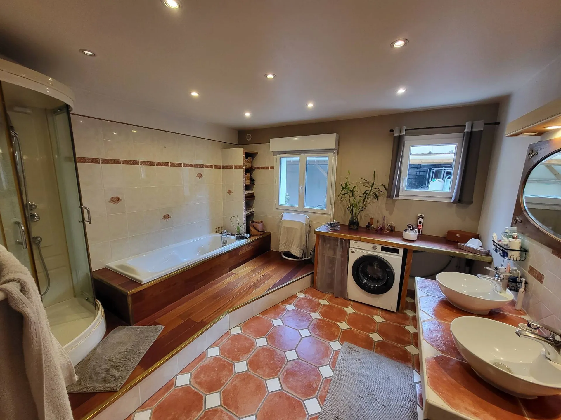 Dans un village côtier entre Dieppe et Le Tréport, à proximité immédiate de la plage.