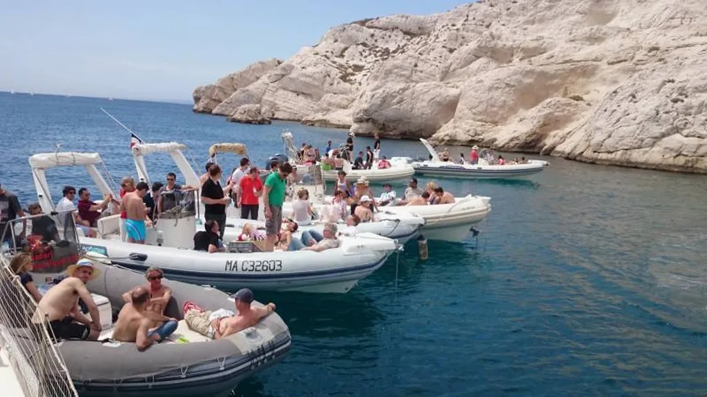 Equipe professionnelle partageant un moment convivial en mer Méditerranée, cohésion d’équipe et incentive