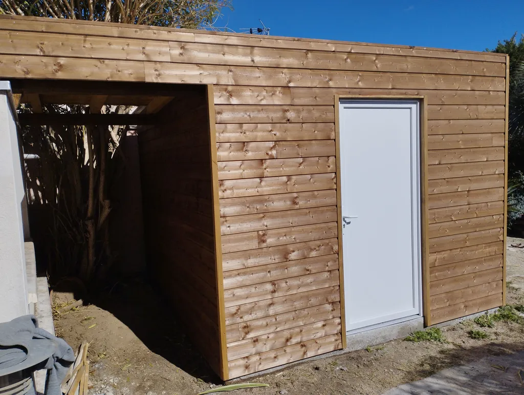 Porte en pvc blanc avec bardage marron cl4