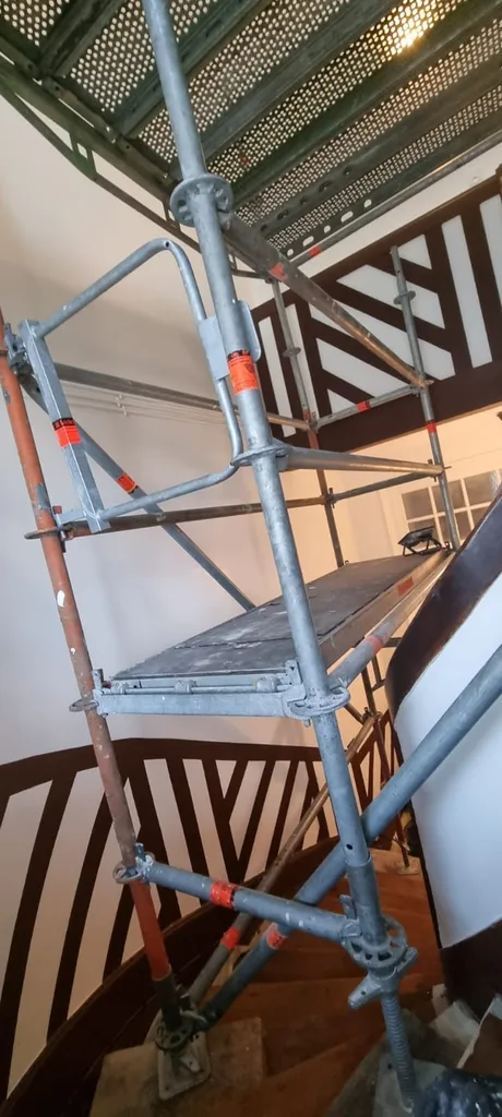 Rénovation d'une cage d'escalier en toile de verre, peinture de poutres et colombages entre TROUVILLE SUR MER et DEAUVILLE