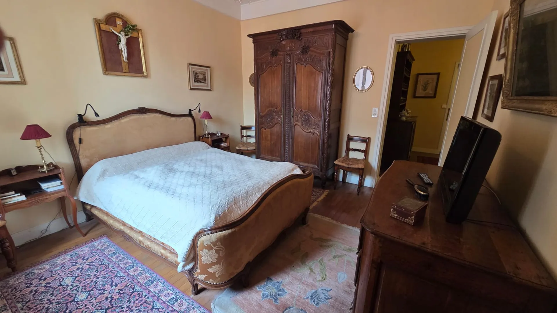 A vendre appartement de charme, alliant authenticité et emplacement privilégié, à proximité immédiate des commerces.