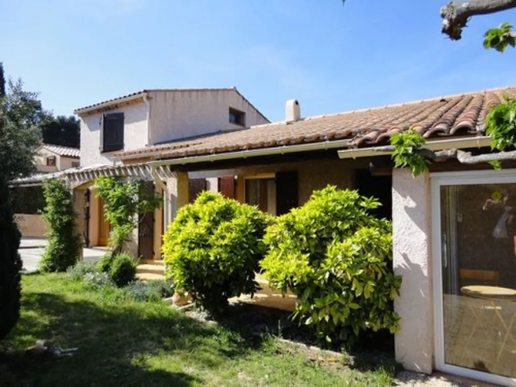 Vente maison Roquefort la Bédoule proche commodités sur 610m² de terrain avec piscine