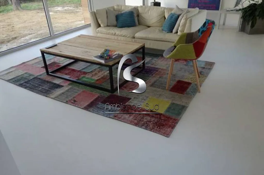 Revêtement de sol en béton ciré coulé décoratif pour une habitation individuelle neuve de Bandol Var 83