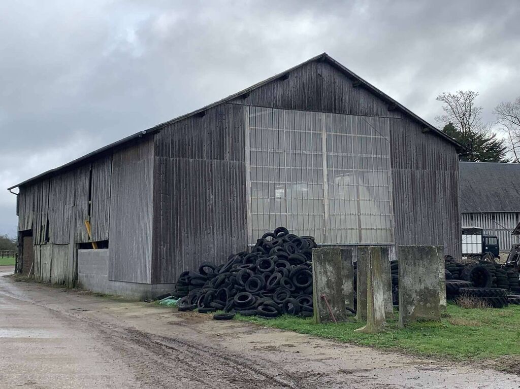 A VENDRE dans le PAYS D'AUGE DU CALVADOS, une exploitation agricole de 167 ha d'un seul tenant, plat, et terres de bonne qualité.