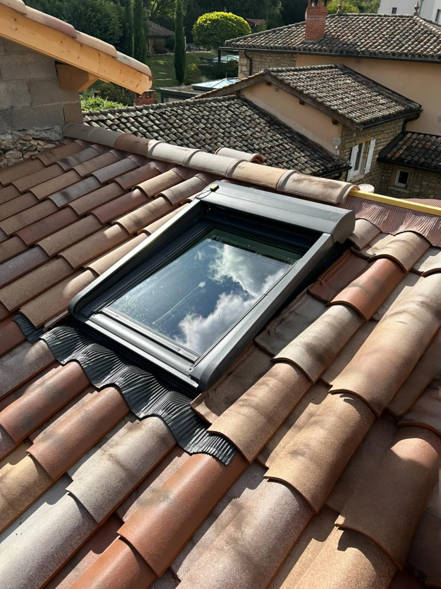 Nouvelle toiture avec fenêtres de toit type Velux pour apporter lumière naturelle et confort