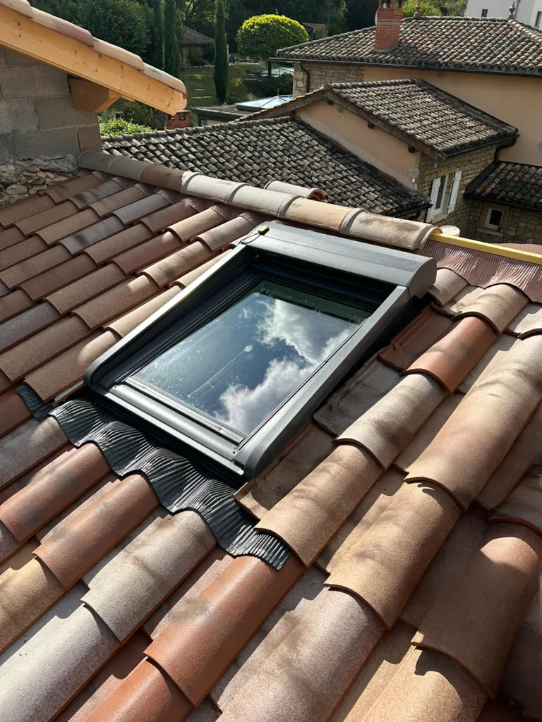 Nouvelle toiture avec fenêtres de toit type Velux pour apporter lumière naturelle et confort