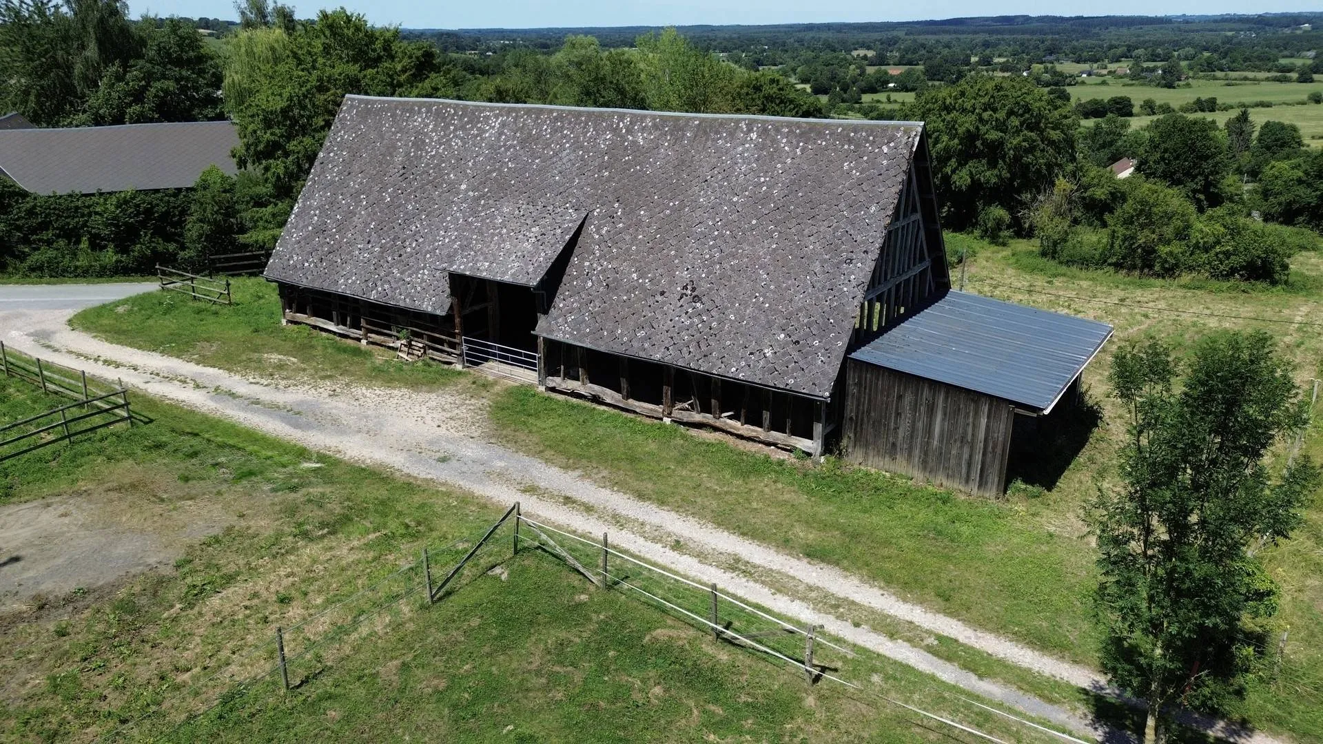 SOUS OFFRE Corps de ferme typique sur 10 ha à seulement quelques minutes de Forges-les-Eaux 76 NORMANDIE