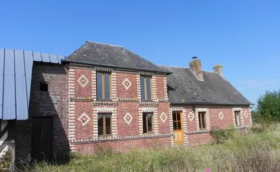 Rare à la vente, belle bâtisse en briques à restaurer sur son terrain d'environ 2 500 m², proche de Livarot 14140