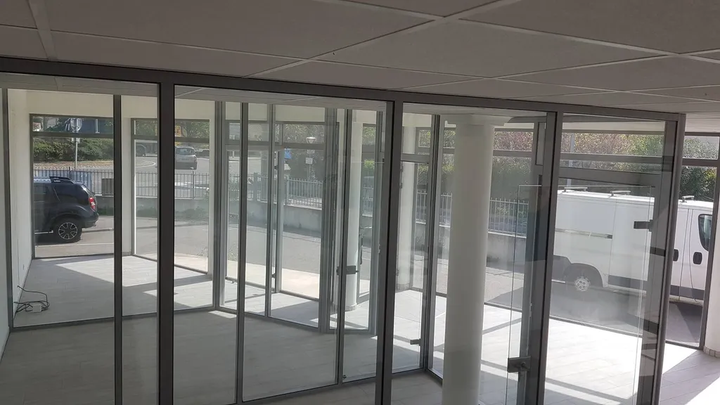 Vente et pose de cloisons vitrées avec double vitrage dans un espace tertiaire à Nîmes
