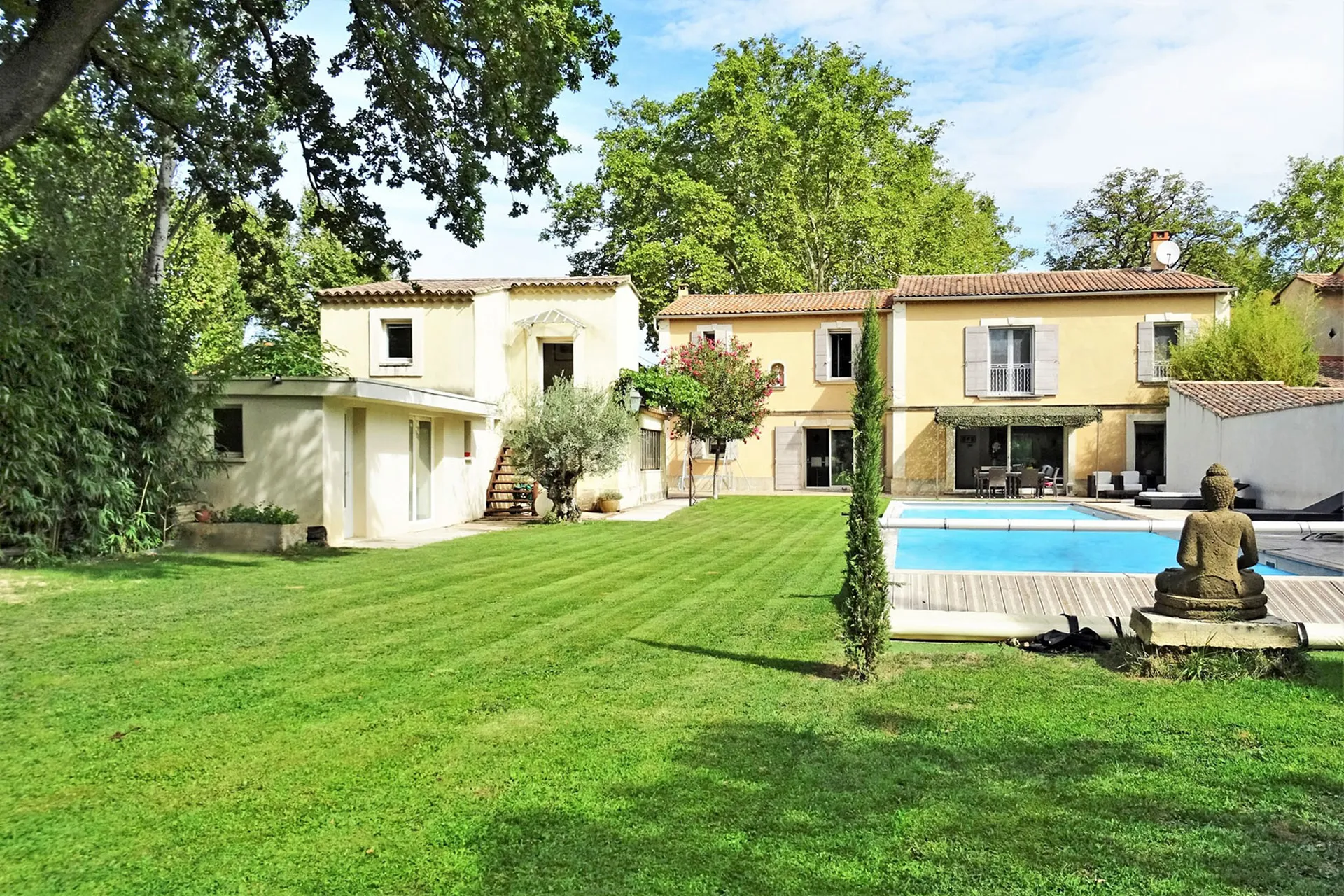Avignon, bastide de charme avec dépendances et piscine avec jardin    