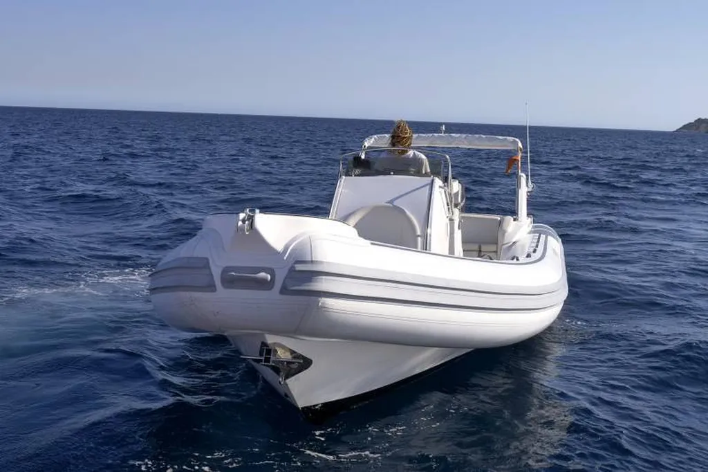 Premium semi-rigid boat charter in the Calanques with Eden Boat