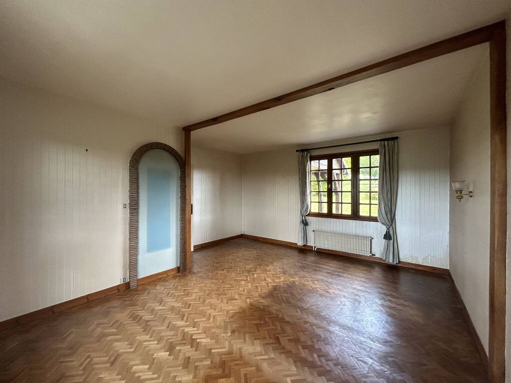 Charmante Maison à Colombages de 130m² avec Terrain Plat de 1921m², en Normandie.