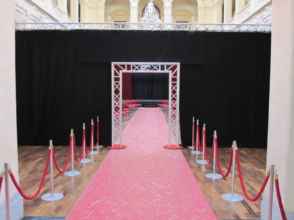 Tapis rouge à louer chez Carcat Location pour Lyon Rochetaillée et Vienne