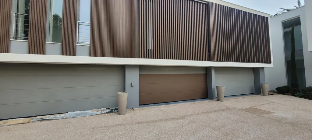 Habillage Coverstyl sur portes d'ascenseur et garage exterieur sur Cannes 