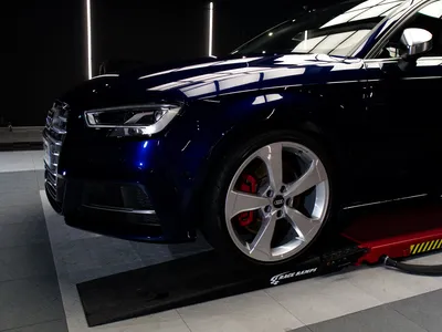 Correction des micro-rayures sur carrosserie Audi S3 bleue nuit