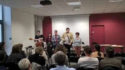 Le théâtre comme outil de sensibilisation au handicap en entreprise à Paris
