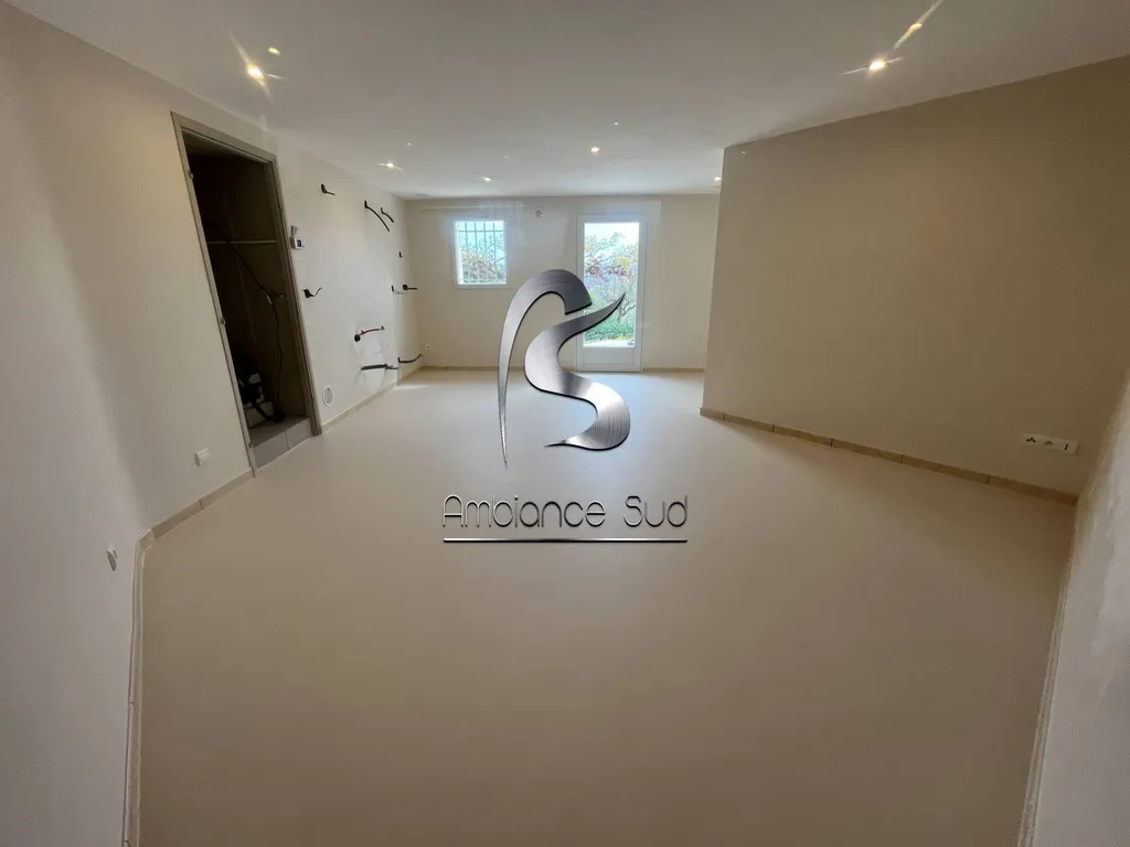 Recouvrir un sol en carrelage avec une résine effet béton ciré pour le moderniser à Avignon 84