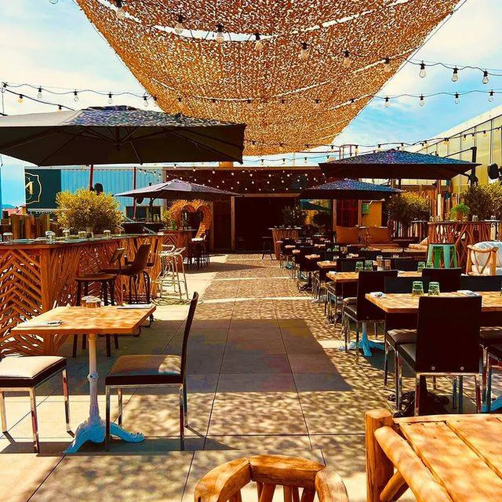 Restaurant avec rooftop extérieur et terrain de pétanque à Marseille