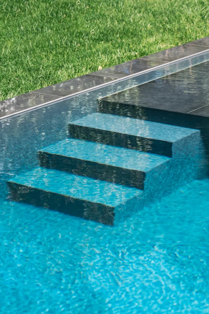Aménagement paysager complet avec piscine, spa et plantations dans un jardin contemporain à Fleurieu-sur-Saône (69250)