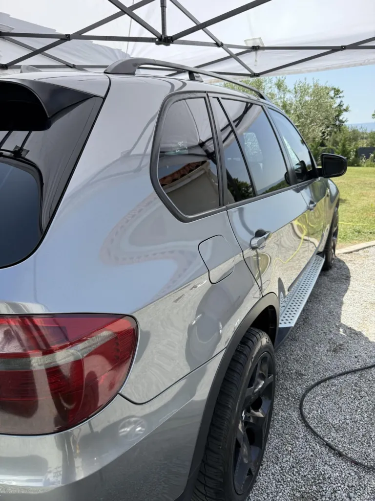 BMW X5 remis à neuf : lustrage complet et restauration des plastiques ternis à Cuzieu près d'Andrézieux-Bouthéon