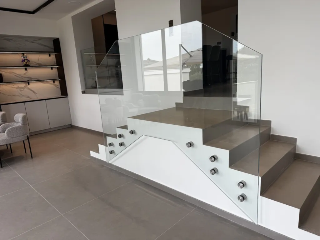 Vue générale du garde-corps en verre protégeant un double escalier à Villette-d’Anthon.