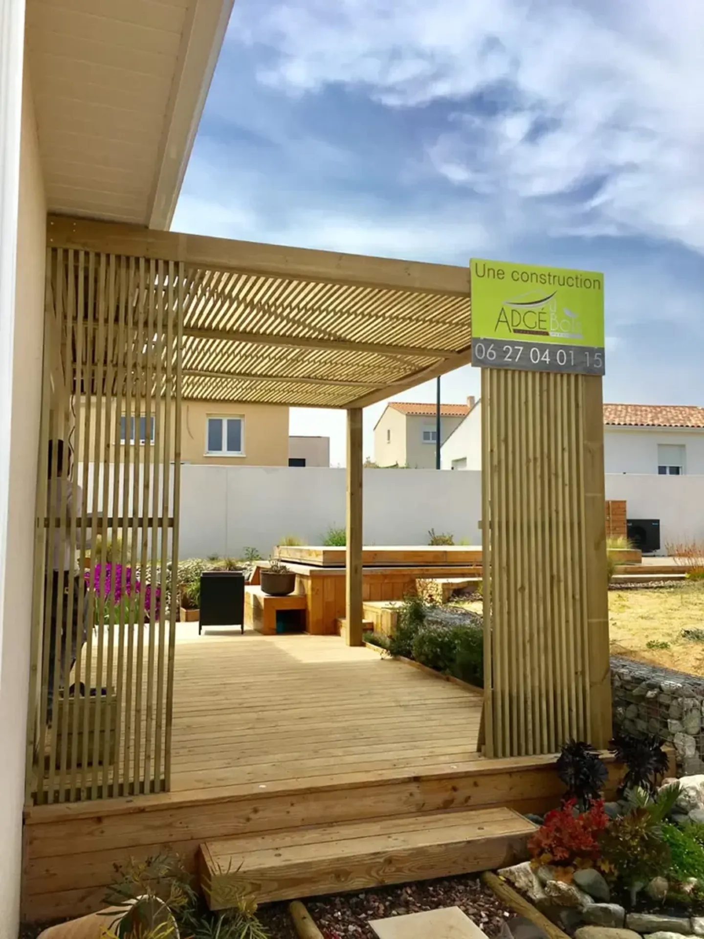 Transformation d’un espace extérieur avec une pergola contemporaine en bois sur-mesure à Pinet