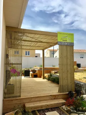 Transformation d’un espace extérieur avec une pergola contemporaine en bois sur-mesure à Pinet