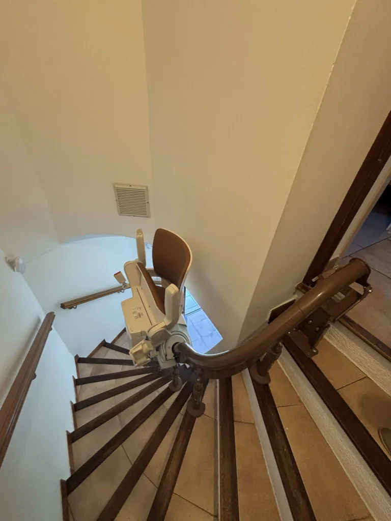 Le fauteuil monte escalier OTOLIFT SMART sur son point de charge à Marignane près de Marseille