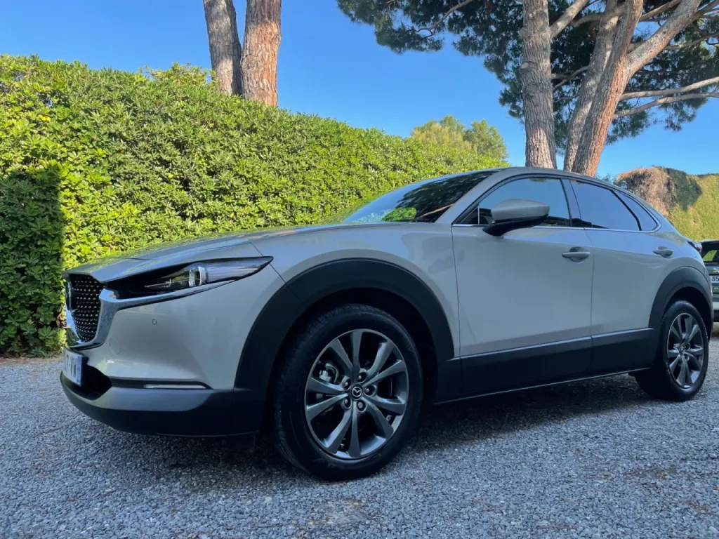  Polissage voiture Mazda CX 30 à Juan les Pins sur la Côte d’Azur.